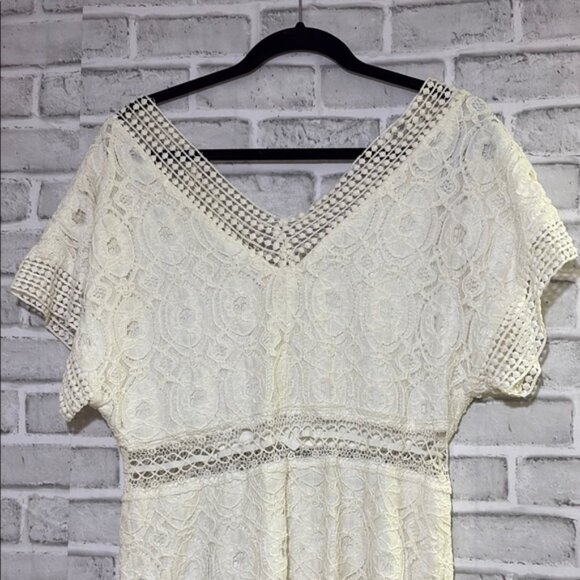 Sugar lips size large Cream Lace V-Neck Dress - Picture 9 of 10